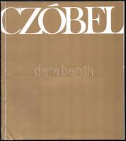 Czóbel. Czóbel Béla Kossuth-díjas festőművész kiállítása. A festő, Czóbel Béla (1883-1976) festőművész által DEDIKÁLT példány! Műcsarnok 1971. április 3 - április 25. Kiállítási katalógus. Bp., 1971., Műcsarnok, (Globus-ny.), 80 p. Fekete-fehér reprodukciókkal illusztrált. A végén más katalógusból származó színes képeket tartalmazó lapokkal. Kiadói papírkötés, kissé kopott borítóval.