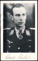 Rudolf Trenkel (1918-2001) német Luftwaffe pilóta, repülő ász (138 légi győzelem), a Vaskereszt Lovagkeresztjének kitüntetettje autográf aláírása őt ábrázoló képen (későbbi előhívás), 20x12,5 cm / Autograph signature of Rudolf Trenkel (1918-2001) German Luftwaffe pilot, flying ace (138 victories), recipient of the Knight's Cross of the Iron Cross, on a photo (later copy), 20x12.5 cm