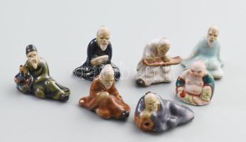 7 db kínai porcelán figura, öreg bölcsek és ülő Buddha, jelzés nélkül, némi kopással, m: 2,5 - 4,5 cm