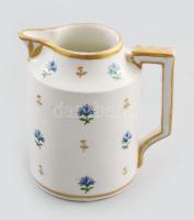 Alt Wien porcelán tejkiöntő. Kézzel festett, jelzett, néhány kis lepattanással, kopásnyomokkal, m: 8,5 cm