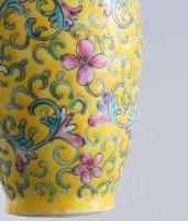 Kínai virágmintás kis porcelán váza. Kézzel festett, jelzett, kis kopottsággal, m: 13 cm