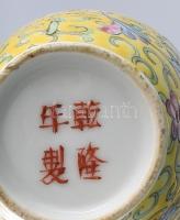 Kínai virágmintás kis porcelán váza. Kézzel festett, jelzett, kis kopottsággal, m: 13 cm