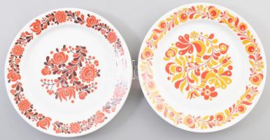 2 db Alföldi porcelán népi mintás falitányér. Matricás, jelzett, minimális kopással, d: 24 cm