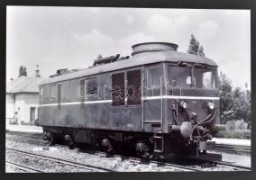 cca 1960 Hév dízel és villamos mozdonyok jellegrajza és fotója. 29 db klf járművekről. Egészvászon k...