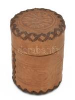 Dombornyomott mintás kerek bőrdoboz, benne néhány vegyes bizsu, m: 11 cm