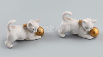 Német figura pár: labdával játszó macskák. Jelzés nélkül, kopással, h: 5,5 cm