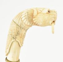 Oroszlánfejes sétapálca. Faragott csont részekből összeállított fejjel, ebonizált fa, bronz gyűrűvel...