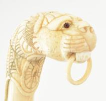 Oroszlánfejes sétapálca. Faragott csont részekből összeállított fejjel, ebonizált fa, bronz gyűrűvel...