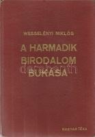 Wesselényi Miklós:  A harmadik birodalom bukása. [Budapest, 1945.] Magyar Téka (Általános nyomda és Grafikai Intézet Rt.) 269 + [3] p. Egyetlen kiadás. ,,Az olvasó előtt fekvő könyv szerves folytatása kilenc évvel ezelőtt megjelent: ,,A Harmadik Birodalom keletkezése'' című munkámnak. Nem tagadom, hogy amikor a Harmadik Birodalom keletkezése megjelent, reméltem, hogy valamikor megírom majd a hitleri Németország bukásának történetét is. Ennek ellenére lényeges különbség van a két könyv között. A jelen munka önmagában is befejezett egész és teljesen független írásművet jelent. A Harmadik Birodalom keletkezését, úgy, ahogyan az olvasó elé került, nemcsak megírni, de az akkori körülmények között megjelentetni is lényegesen nehezebb volt a hitleri Németország bukásának megírásánál. A Harmadik Birodalom akkor állt hatalmának tetőpontján s Magyarország pedig közvetlenül azelőtt, hogy a nemzeti szocialista befolyás a hivatalos politikában és általában a közéletben uralkodó szerephez jusson. Ilyen körülmények között kimutatni, hogy a nemzeti szocializmus keletkezését a német alsóbbrendűségi komplexumnak köszönhette és hogy a Harmadik Birodalom előbb vagy utóbb egy általa felidézett általános világkonfliktus következtében fog elbukni, nem volt könnyű dolog, és ezt a hitleri Németországgal éppen szoros szövetségre lépő Magyarországon hirdetni egyáltalán nem volt hálás feladat. Ma mindezen már túl vagyunk'' - részlet a szerző előszavából. A német belpolitikára, geopolitikára és katonapolitikára fókuszáló munka nem tér ki a holokauszt témájára. Aranyozott gerincű korabeli egészvászon kötésben. Jó példány.