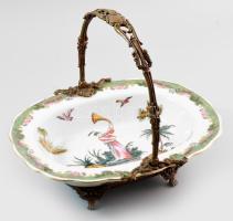 Wong Lee kínai porcelán kínálótál, historizáló stílusú bronz szerelékekkel, lábakkal és füllel. Kézzel festett, jelzett, kis mázrepedésekkel, 27x21x8 cm