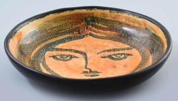 Janáky Viktor (1933 -1999): Picasso modorában készült lányfejes dísztál. Színes mázakkal festett ker...