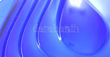 Kínáló tál modern design formával. Anyagában színezett, formába öntött, hibátlan 32x29 cm