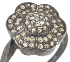 Ezüst (Ag) gyűrű, kis kövekkel. jelzett m: 54, 6,48 g