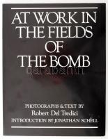 Robert del Tredici: At Work in the Fields of the Bomb. London, 1987, Harrap. Fekete-fehér fotókkal gazdagon illusztrálva. Angol nyelven. Kiadói papírkötés.