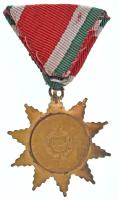 1947. "A Magyar Szabadság Érdemrend bronz fokozata" részben zománcozott, patinázott bronz ...