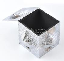 Laczák Géza (1951-): Strukturalista díszdoboz. Fém, fa betéttel, jelzett, 13x12x11 cm