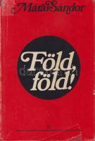 Márai Sándor: Föld, föld!... Emlékezések. Toronto, (1972). Vörösváry Publishing (Printed by Weller Publishing Co.) 312 p. Első kiadás. Visszaemlékezésében Márai Sándor legfőképpen a koalíciós idők (1945-1948) záruló világának fojtó levegőjét írja le erős személyességgel, egészen addig, amíg úgy nem dönt, hogy el kell hagynia az országot. Míg az azonos korszakról szóló ,,Napló'' inkább apró, irodalmi mozaikdarabokból áll össze, a ,,Föld, föld!...'' hosszabb, korjellemző történeteket tesz közzé. Az irodalmi emlékezet a ,,Föld, föld!...''-et az ,,Egy polgár vallomásai'' valódi folytatásának tekinti. Mészáros 141. Aranyozott gerincű kiadói egészvászon kötésben, illusztrált, enyhén sérült kiadói védőborítóban. Jó példány.