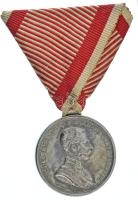 1914. Ferenc József II. osztályú Ezüst Vitézségi Érem jelzetlen Ag kitüntetés eredeti mellszalaggal. Szign.: Tautenhayn T:AU,XF Hungary 1914. Silver Gallantry Medal, IInd Class Ag decoration without hallmark, on original ribbon. Sign.: Tautenhayn C:AU,XF NMK 133.