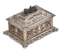 Ékszeres doboz áttört fém nyúl figurával a tetején. 12x17x11 cm