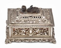 Ékszeres doboz áttört fém nyúl figurával a tetején. 12x17x11 cm