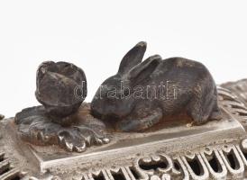 Ékszeres doboz áttört fém nyúl figurával a tetején. 12x17x11 cm