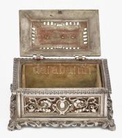 Ékszeres doboz áttört fém nyúl figurával a tetején. 12x17x11 cm