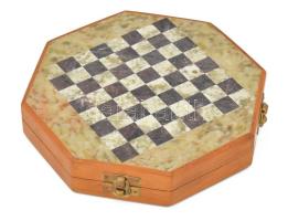 Utazó sakk készlet, nyolcszögletű fa tábla, tetején zsírkő berakással, faragott zsírkő figurákkal. K...