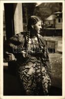 Campulung Muscel, Hosszúmező, Kimpolung, Cimpolung (Arges); Fetita in costum national / Mädchentracht / Romanian folklore. Foto orig. J. Fischer 1944.