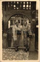 Rucar (Arges), Femei in costume national / Frauen in Nationaltracht / Romanian folklore. Foto orig. J. Fischer 1944. (EK)