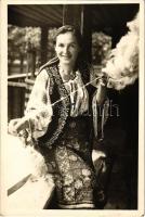 Rucar (Arges), Fata torcand din Rucar-Muscel / Mädchen beim Spinnen / Romanian folklore. Foto orig. J. Fischer 1944.