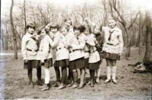 1930 Cserkészlány tábor Balatonszabadin, 12 db fotónegatív, 1 db pozitív, 1 db ceruzarajz, jó állapo...