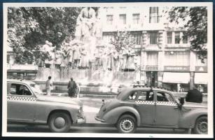 1958 Budapest, Vörösmarty tér, taxiállomás kocsikkal, fotó, 5,5×8,5 cm