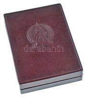 ~1950. "Kiváló Dolgozó" Rákosi-címeres zománcozott kitüntetés Rákosi-címeres bakelit tokba...