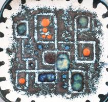 Pál Ilona (1937-2016): Konstruktív falitál. Színes mázakkal festett kerámia, jelzett, hibátlan, 24x2...