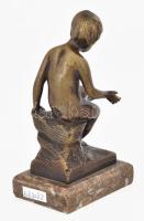 Jelzés nélkül: Pillangóval játszó kisgyerek. Öntött bronz, márvány talapzaton, feltehetően Bécs, m: ...