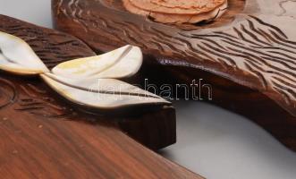 2 db keleti faragott fali kép, sérült, 27x21cm