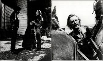 4 db filmfotó: a Pisztolypártbaj című film két jelenete (Kirk Douglas, Johnny Cash) és az Omen című ...