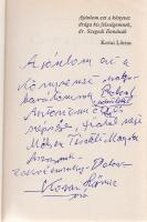 Kovai Lőrinc: Csók a pusztán. [Regény.] (Dedikált.) Budapest, (1983). Magvető Könyvkiadó (Sylvester János ny., Szombathely). 325 + [3] p. Egyetlen kiadás. Dedikált: ,,Ajánlom ezt a könyvemet drága barátomnak, Roland Antoniewicznek, és szépséges, fiatal nej[ének], Mélyen Tisztelt Magda asszonynak. Zakrarzewski-Kovai Lőrinc.'' A szövetkezetesítés, kollektivizálás harcos világát erotikával ötvöző szocialista realista regényt Kovai Lőrinc (1912-1986) az 1950-es években írta. A kötet az 1980-as évekig asztalfiókban maradt. A regényt a rendkívül termékeny, baloldali érzelmű író 70. születésnapja alkalmából adták ki. Poss.: Antoniewicz Roland József. [Antoniewicz Roland (1946-) lengyel-magyar-örmény identitású újságíró, író, színész, televíziós műsorszerkesztő, kommunista, később kommunistaellenes munkásságáról ismert grafikus, a Lengyel-Magyar Baráti Társaság egyik alapítója, a rendszerváltás előtt az ellenzéki magyar és lengyel filmes és művészvilág számos tagjához baráti szálak fűzték. 1989-1992 között ellentmondásos szerepekben feltűnt politikai szereplő, közéleti tevékenysége viták tárgya.] Fűzve, Molnár Péter által tervezett színes, illusztrált kiadói borítóban.