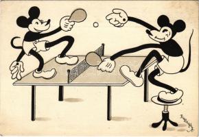 Pingpongozó Mickey egerek, asztalitenisz. Klösz korai Disney képeslap. Hátoldalon Izsák József rt. vegyészetigyár reklám / Mickey Mouse playing table tennis, ping-pong. Early Hungarian Disney postcard s: Bisztriczky (EK)