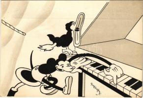 Zongorázó Mickey egér kacsával. Klösz korai Disney képeslap. Hátoldalon Izsák József rt. vegyészetigyár reklám / Mickey Mouse playing the piano, duck. Early Hungarian Disney postcard s: Bisztriczky (EK)