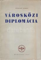 Némethy Károly: Városközi diplomácia és Budapest székesfőváros a külfölddel való érintkezésben. Kővágó József polgármester előszavával. Írta és összeállította: Némethy Károly. Budapest, 1947. (Budapest Székesfőváros Irodalmi és Művészeti Intézete - Budapest székesfőváros háziny.) (XIII + [3] + 167 + [1] p. Egyetlen kiadás. A címoldalon régi tulajdonosi bejegyzés: ,,Vincze István. 949. III. 4.&#039;&#039; A koalíciós idők végén írt tanulmánykötet a főváros külfölddel való kapcsolatrendszerének témáját boncolja. Az önkormányzatiság és az önálló diplomácia kérdésköre hamarosan véglegesen lekerült a napirendről, miként a városközi diplomácia feladataira kiszemelt munkatársaival kapcsolatban megírt kritériumrendszert (nyelvtudás, általános műveltség, igazmondás, nyugalom és türelem, szerénység és jó modor, jó alaptermészet és megjelenés, egészséges fizikum, sportolás, anyagi függetlenség) is felváltotta egy döntően más szempontrendszer. A munka függelékként diplomáciatörténetet is közöl, illetve régi külföldi utazók Pestről írt beszámolóiból is szemezget. Poss.: Vincze István. [Vincze István (1922-1982) néprajztudós, 1955-től a Néprajzi Múzeum munkatársa, 1980-től osztályvezetője. Főként szőlészet- és borászattörténettel foglalkozott.] Fűzve, enyhén sérült kiadói borítóban.