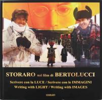 Vittorio Storaro: Storaro nei film di Bertolucci. Storaro on Bertolucci's film. Scrivere con la Luce/Scrivere con le Immagini. Writing with Light. / Writing with Images. Immagini e scritti di/Images and words by - -. A művész, Vittorio Storaro (1940-) Oscar-díjas olasz operatőr által ALÁÍRT példány! Roma, 2022, Vittorio Storaro. Olasz és angol nyelven. Rendkívül gazdag képanyaggal illusztrált. Kiadói kartonált papírkötés, az egyik sarkán apró sérüléssel. /   Vittorio Storaro: Storaro nei film di Bertolucci. Storaro on Bertolucci's film. Scrivere con la Luce/Scrivere con le Immagini. Writing with Light. / Writing with Images. Immagini e scritti di/Images and words by - -. With autograph signature of the world famous Italian cinematographer Vittorio Storaro (1940-)! Roma, 2022, Vittorio Storaro. In Italian and English language. With many illustrations. Paperbinding, with a small damage on one corner.