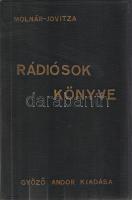 Molnár János - Jovitza György: Rádiósok könyve. Elméleti és gyakorlati kézikönyv. 419 ábrával. Második átdolgozott és bővített kiadás. Budapest, 1940. Győző Andor (Klein S. ny.) VIII + [9]-444 + [4] p. Oldalszámozáson belül számos szövegközti és egész oldalas ábrával illusztrált műszaki kézikönyv a rádióamatőrizmus hőskorából. A könyv utolsó kiadása 1946-ban jelent meg, az utána következő Rákosi- és Kádár-idők nem kedveztek a magán rádióhallgatás szenvedélyének. Aranyozott, vaknyomásos, kiadói egészvászon kötésben. Jó példány.