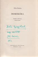 Illés Endre: Homokóra. Komédia és erkölcsrajz. Három felvonás. Budapest, 1962. Szépirodalmi Könyvkiadó (Kossuth ny.) 107 + [3] p. Egyetlen kiadás. Dedikált: ,,Belia Györgyéknek nagy szeretettel: Illés Endre 1962. Prov.: Belia György [Belia György (1923-1982) irodalomtörténész, kritikus, műfordító, az Európa Kiadó szerkesztője, a Szépirodalmi Könyvkiadó klasszikus csoportjának vezetője. A magyar klasszikusok kiadása mellett a Babits-életműkiadásban is közreműködött.] Aranyozott kiadói egészvászon kötésben, Loránt Lilla által illusztrált, színes kiadói védőborítóban. Jó példány.