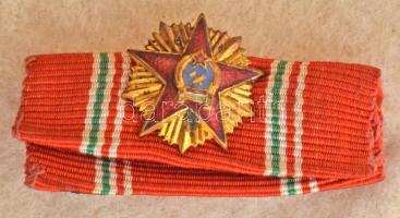 1949-1950. A Magyar Népköztársasági Érdemrend V. fokozatának eredeti, Rákosi-címeres dísztokja, miniatűrje szalagsávon, adományozói okirata és viselői engedélye. A tok viseltes.