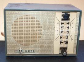 1966 Videoton R-926 A Dália rádió a Villamossági Televízió és Rádiókészülékek gyártmánya, rossz állapotban (25x16x14 cm)