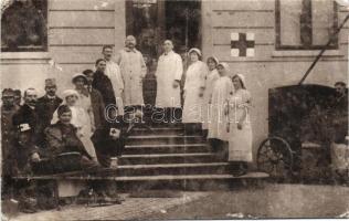 Trencsénteplic military hospital with wounded soldier and medical staff (EK)