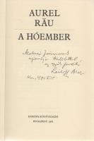 Rău, Aurel: A hóember. (Válogatta és fordította Lászlóffy Aladár és Lászlóffy Csaba.) Budapest, 1981. Európa Könyvkiadó (Kner Nyomda Dürer üzeme, Békéscsaba). 110 + [2] p. Egyetlen kiadás. A szerző román nyelvű és a fordító magyar nyelvű dedikációjával: ,,Molnár Jánosnak ajánlja tisztelettel az egyik fordító, Lászlóffy Aladár, K[olozs]vár, 1981. X. 15." A kötetben elhelyezve megcímzett, bélyegzett borítékban a ,,Steaua" folyóirat fejléces szerkesztőségi papírján egy magyar nyelven gépelt, Aurel Rău által aláírt, egyetlen oldal terjedelmű levél, melyben a román költő a kecskeméti Alföld áruházban megcsodált, népművészeti motívummal ellátott varrótű-készlet beszerzését és eljuttatását kéri Molnár Jánostól találkozásuk idejére, illetve örömmel tudósítja barátját új hobbijáról. A levél a verseskötet kiadása előtt tíz évvel kelt, Kolozsváron, 1971. szeptember 27-én. (Napjaink költészete.) Fűzve, illusztrált kiadói borítóban. Jó példány.