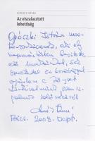 Horváth István: Az elszalasztott lehetőség. A magyar-német kapcsolatok 1980-1991. (Dedikált.) (Budapest, 2009). Corvina Kiadó Kft. (Gyomai Kner Nyomda Zrt.) 313 + [3] p. Egyetlen kiadás. Dedikált: ,,Opóczki István mesterszakácsnak, aki oly nagymértékben segítette elő munkánkat, sok szeretettel és barátsággal ajánlom e könyvet történelmünk ezen izgalmas időszakáról. Horváth István. Pécs. 2009. szept''. Horváth István (sz. 1943) közgazdász, külkereskedő, bonni nagykövet 1984-1991 között. Visszaemlékező kötete áttekinti a késő Kádár-kori magyar kormány óvatos lépéseit a Nyugattal való gazdasági és politikai kapcsolatok kiépítésére, elemzi a rendszerváltás bel- és külpolitikai összetevőit, valamint értékeli az Antall-kormány külpolitikai teljesítményét. Oldalszámozáson belül számos szövegközti felvétellel. Prov.: Opóczki István, a bonni magyar nagykövetség főszakácsa. Kiadói kartonkötésben, színes, illusztrált kiadói védőborítóban. Jó példány.