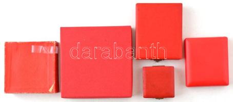 5db-os vegyes KISZ (Magyar Kommunista Ifjúsági Szövetség) jelvény és emlékérem tétel mindegyik tokba...